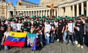 Venezolanos peregrinan para cruzar la Puerta Santa de la Basílica de San Pedro