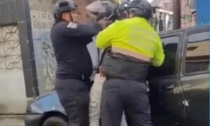 Solicitan orden de aprehensión contra 2 policías por golpear a hombre en Caracas