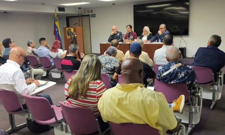Profesores exigen “aumento de salarios y mejores condiciones laborales”