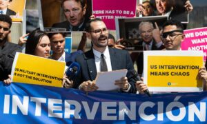 Jóvenes protestan ante Embajada de EE. UU. contra una intervención militar