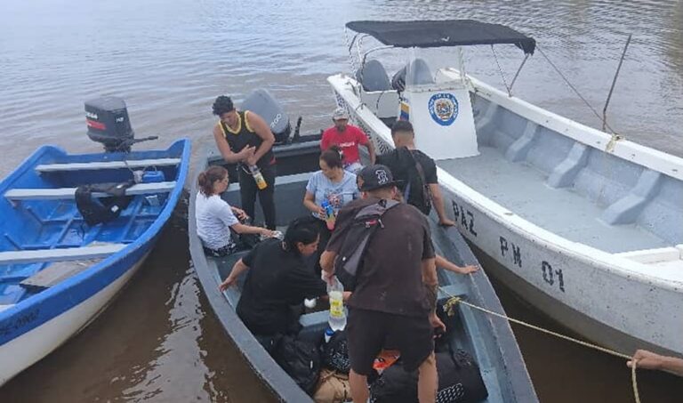 Rescatan a 7 personas que iban a Trinidad y Tobago y arrestan a 2 hombres
