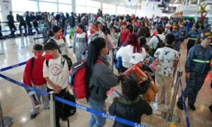 Arriban desde México 219 migrantes retornados, entre ellos 121 niños