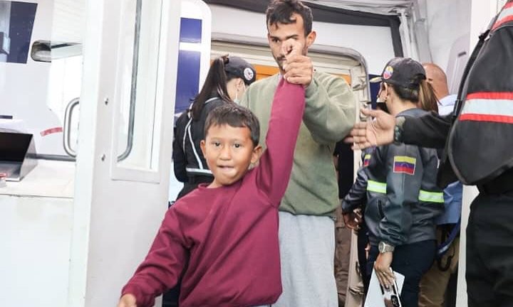 Llegan al país 313 venezolanos deportados desde EE. UU., entre ellos 10 niños