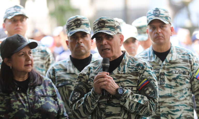 Padrino López supervisa prácticas militares de combate y comunicación