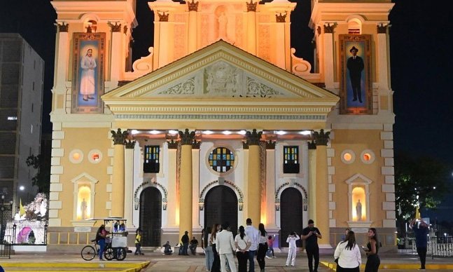 Zulianos acuden a la Basílica para celebrar la canonización de Hernández y Rendiles