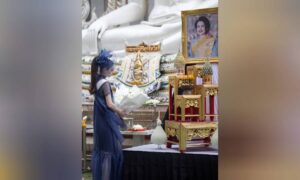 Stephany Abasali lleva flores a la fallecida reina tailandesa Sirikit