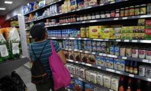Aseguran que venezolanos destinan 52 % de sus ingresos a compra de comida y transporte