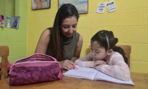 Inicia "gran debate público" sobre el "impacto" de las tareas escolares