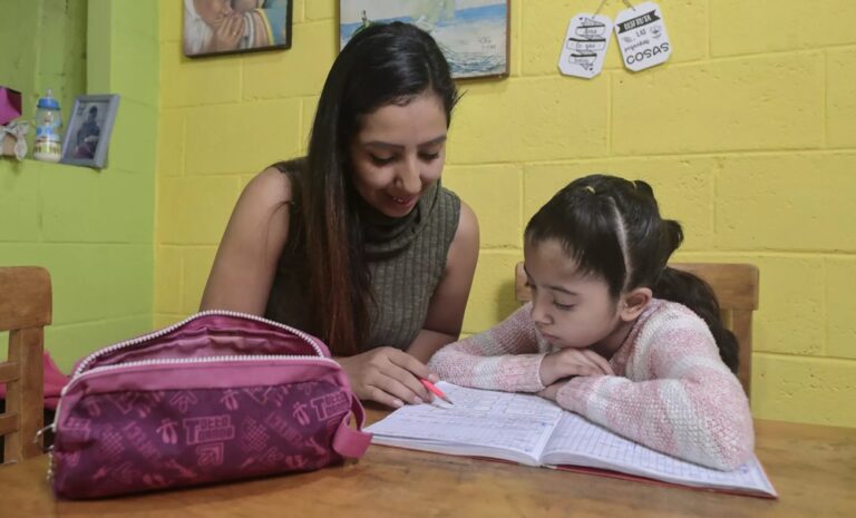 Inicia "gran debate público" sobre el "impacto" de las tareas escolares