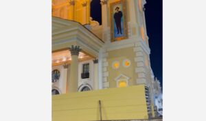 Ensamblan el tobogán para la Bajada de la Chinita