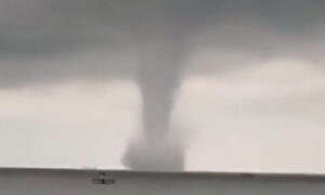 Difunden video de fuerte tromba marina en la Costa Oriental del Lago