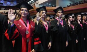 Urbe entrega títulos a más de 400 nuevos profesionales