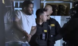 Extraditan a Chile desde EE. UU. a 5 miembros del "Tren de Aragua"