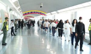 Arriban al país 290 migrantes venezolanos deportados por EE. UU.