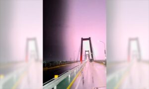 Así se ve cruzar el Puente sobre el Lago de noche y con un “palo de agua”