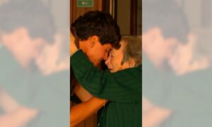 Se viraliza video del reencuentro de un joven con su abuela