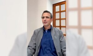 Capriles pide "dejar de jugar" con los venezolanos en las redes