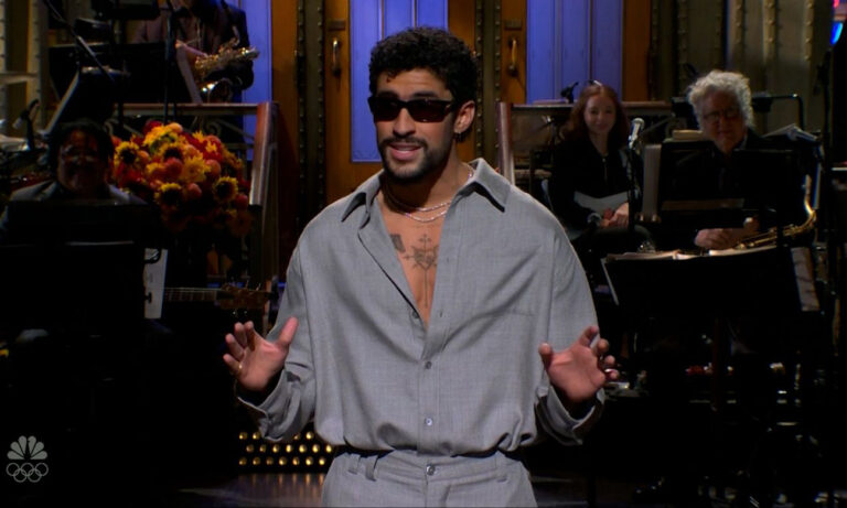 Bad Bunny responde en “SNL” a las críticas por su actuación en el Super Bowl