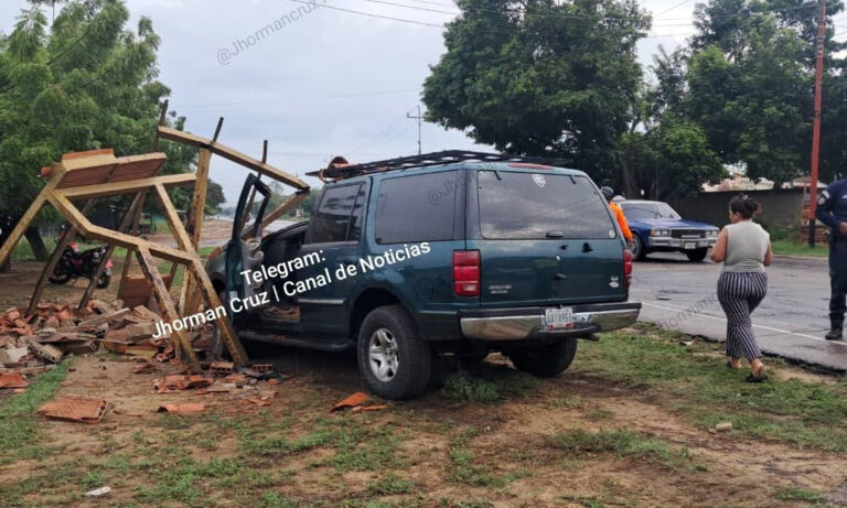 Camioneta se estrella contra parada de autobús en El Moján sin causar heridos