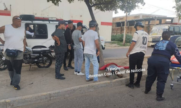 Motorizado choca contra un árbol tras esquivar vehículo en Los Haticos