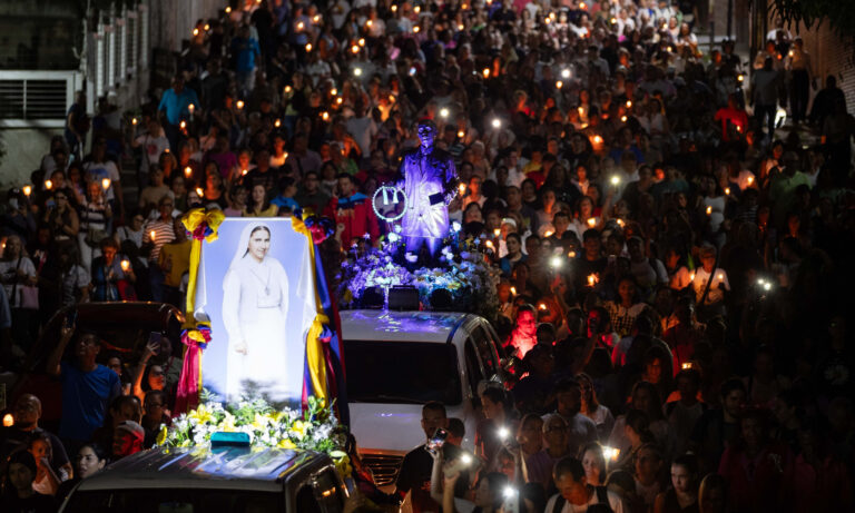 Procesión nocturna en Caracas honra a José Gregorio Hernández y Carmen Rendiles