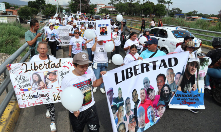 Protestan en el puente Simón Bolívar por colombianos detenidos en Venezuela