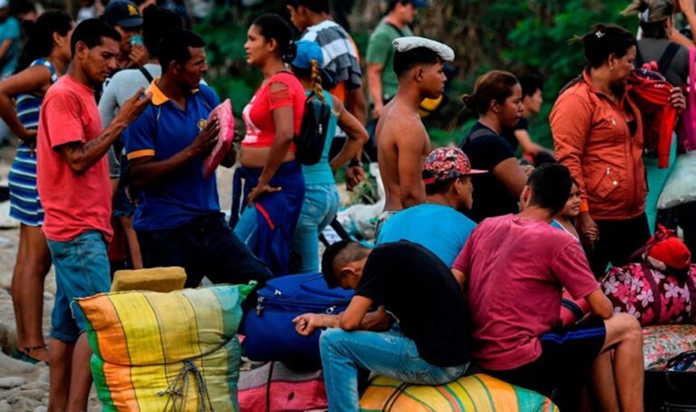 Trinidad y Tobago deportará a 200 venezolanos en masa