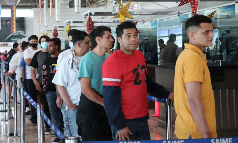 Llegan al país 217 venezolanos deportados por EE. UU.