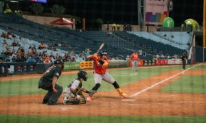 Águilas pierde 6-4 ante Leones y cierra con división su visita al Monumental