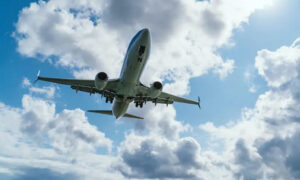 EE. UU. alerta a vuelos comerciales por “aumento de actividad militar” en Venezuela