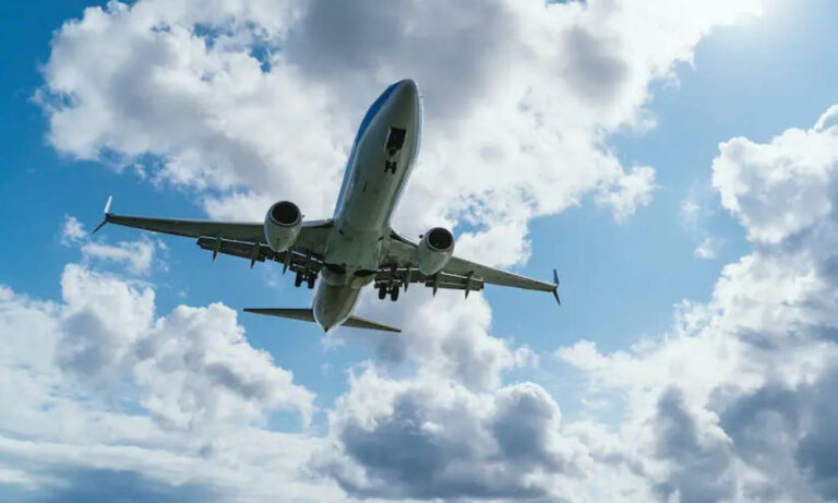 EE. UU. alerta a vuelos comerciales por “aumento de actividad militar” en Venezuela