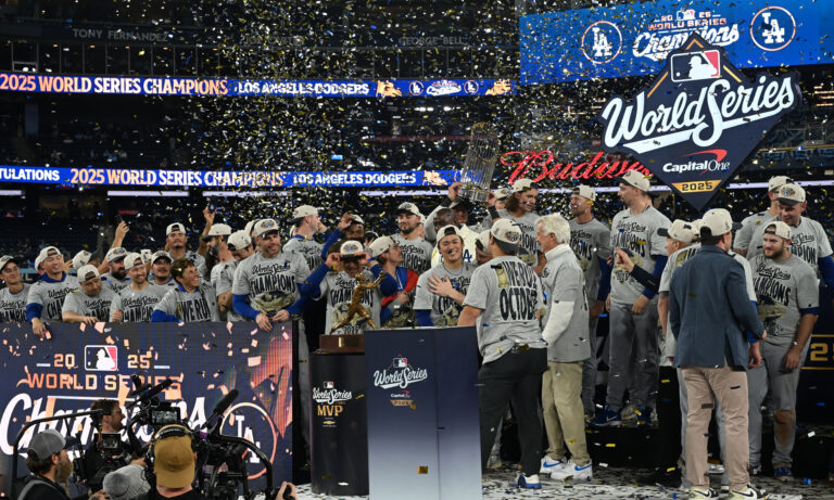 Los Dodgers revalidan su título de Serie Mundial con jonrones de Rojas y Smith