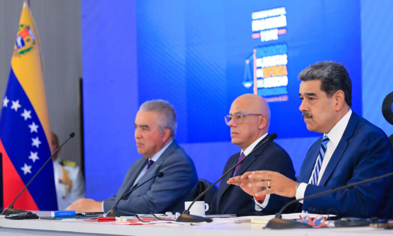 Maduro pide detener “la mano enloquecida de quien ordena bombardear”