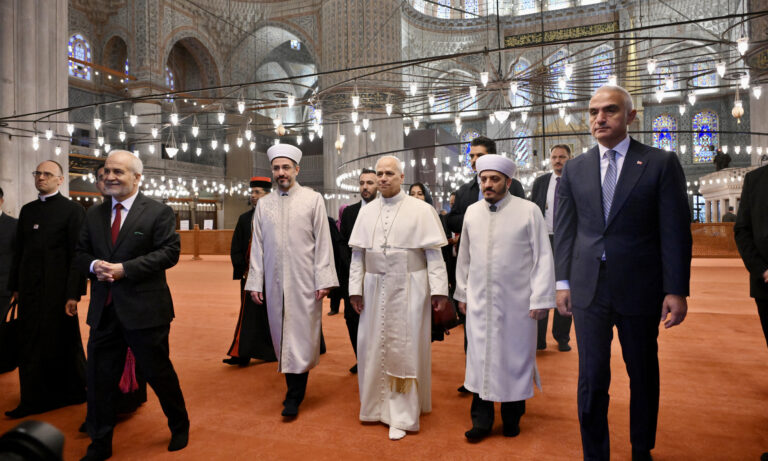 El papa León XIV visita la Mezquita Azul en su tercer día en Turquía
