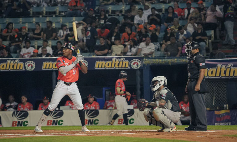 Águilas y Caribes dividen en el nido en jornada de jonrones y ponches