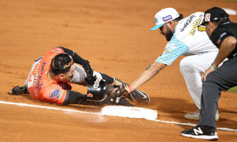 Águilas remonta en el noveno ante Bravos y vuelve a la cima de la LVBP