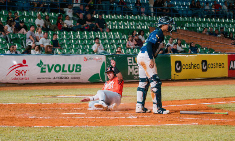 Tigres castigan el pitcheo rapaz y vencen a Águilas 13-3 en Maracay