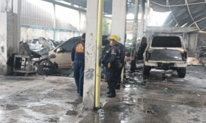 Bomberos controlan incendio en taller de latonería y pintura