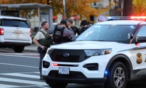 Agentes heridos en tiroteo en Washington D.C. son 2 jóvenes de 20 y 24 años
