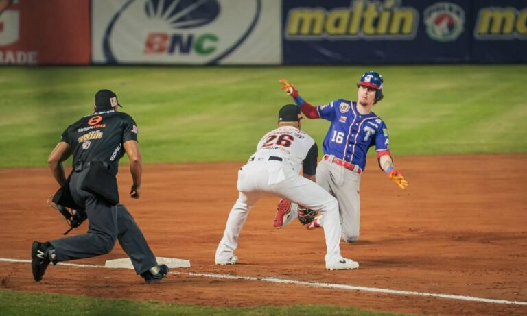 Águilas pierde su racha de victoria tras derrota 7-4 ante Tiburones