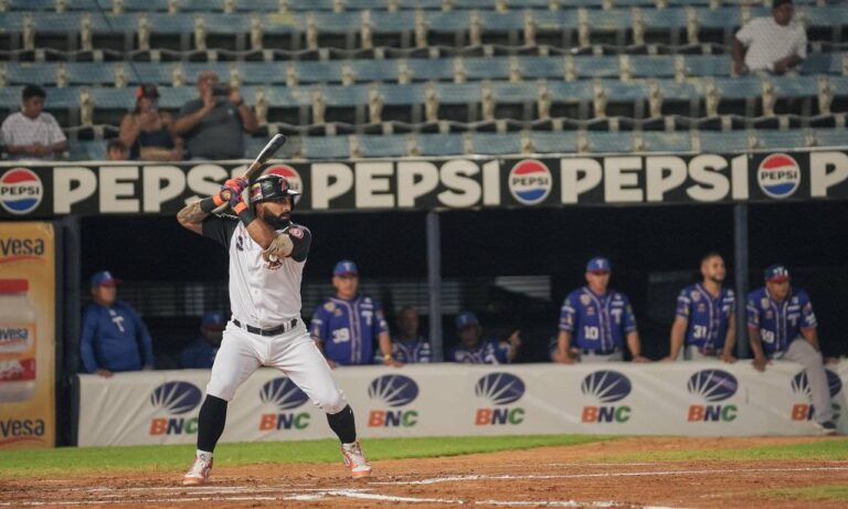Águilas remonta y vence a Tiburones con pizarra de 3-2