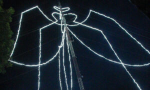 Encienden el Angelito de Amparo entre gaitas y fuegos artificiales