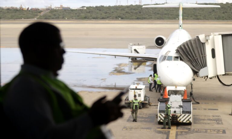 Vence plazo del gobierno a aerolíneas sin anuncio sobre sanciones o permisos