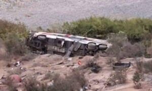 Al menos 37 personas mueren tras caída de bus por un acantilado en Perú