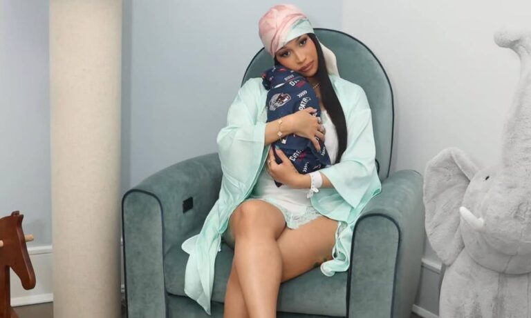 Cardi B ordena cubrir en oro el cordón umbilical de su cuarto hijo