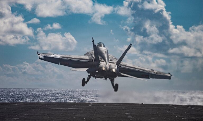 Avión caza despega del USS Gerald R. Ford