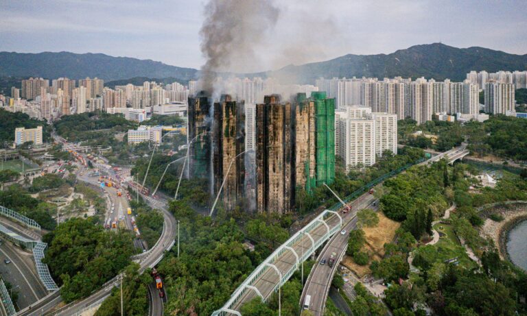 Suben a 75 muertos y 279 desaparecidos en el incendio de edificios en Hong Kong