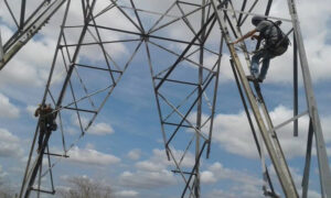 Corpoelec denuncia sabotaje que derribó tres torres de transmisión en Anzoátegui