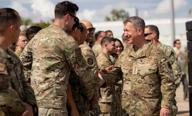 Jefe del Estado Mayor de las Fuerzas Armadas de EE. UU. llega a Puerto Rico