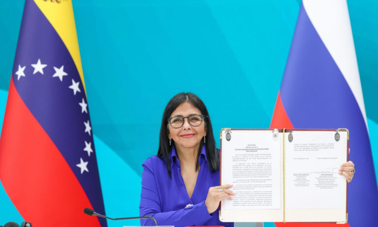 Gobierno cree que EE. UU. “quiere aislar” al país y firma 42 acuerdos con Rusia